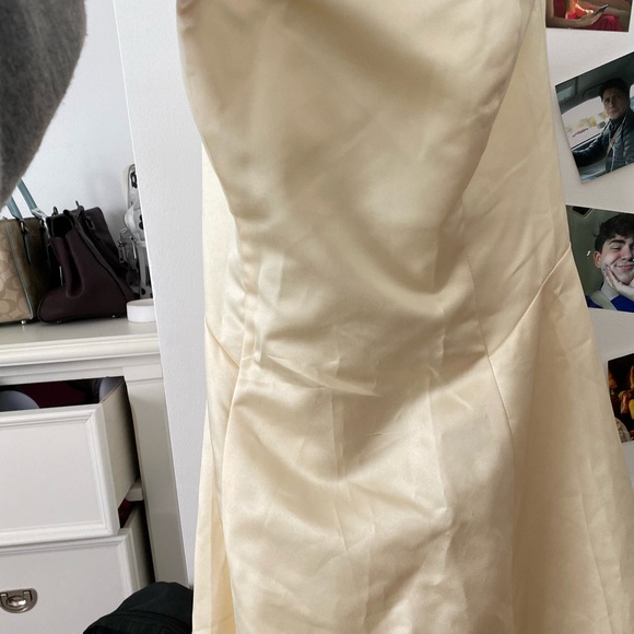 unbranded pastel yellow formal gown - Picture 3 of 6
